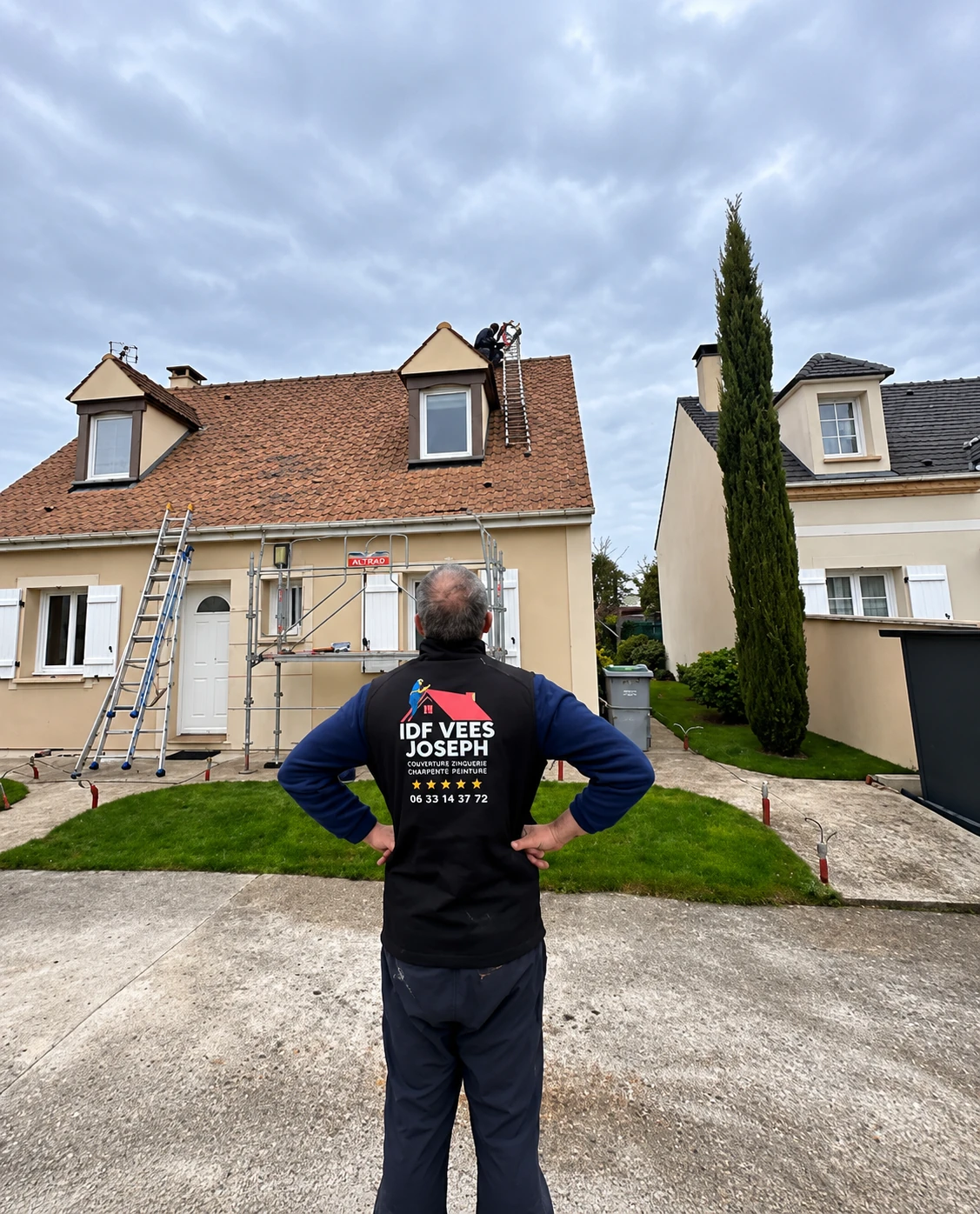 Entreprise Vees devant un chantier de couverture et rénovation de toiture
