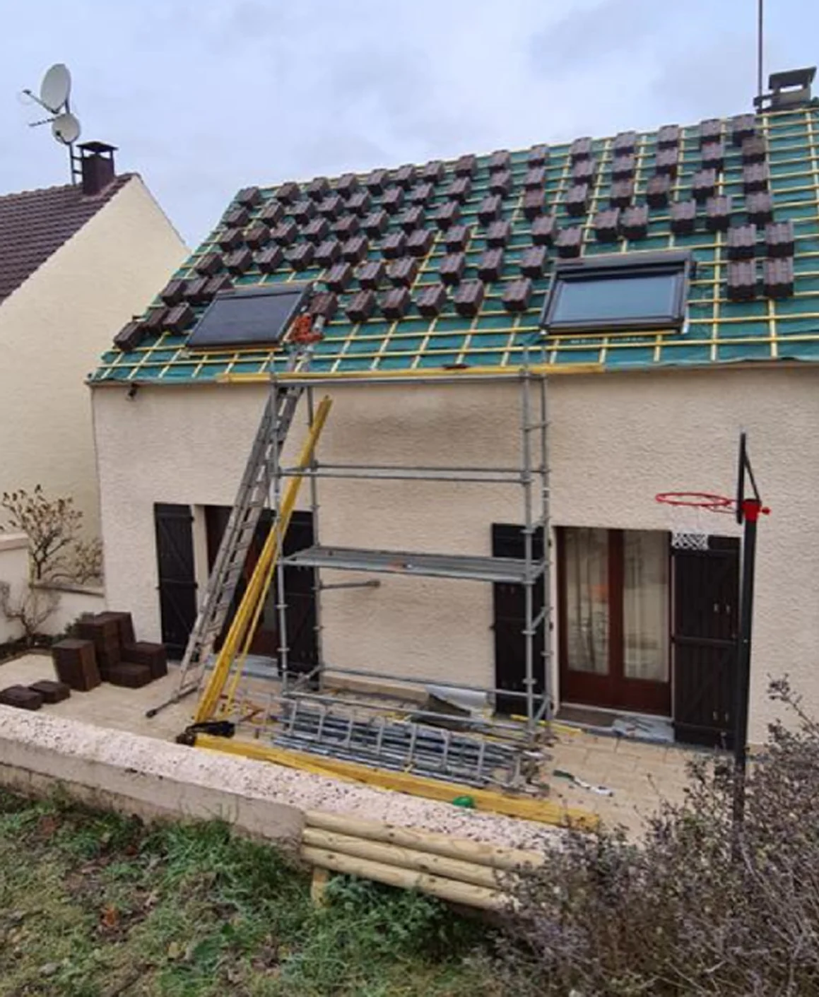 Avant rénovation complète d’une toiture à Survilliers par Entreprise Vees